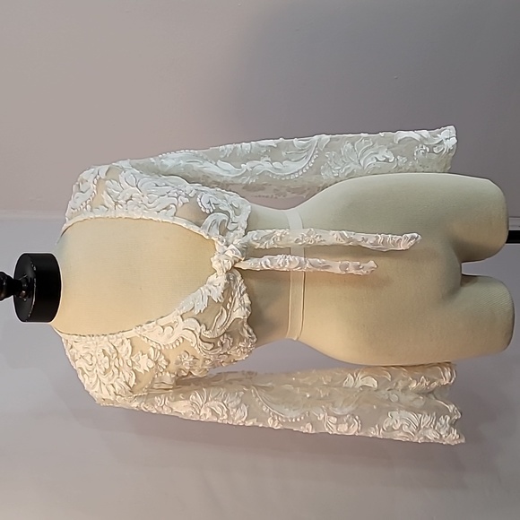 FASHION NOVA brand sheer lace and velvet white size small crop top bell sleeves - Picture 4 of 10